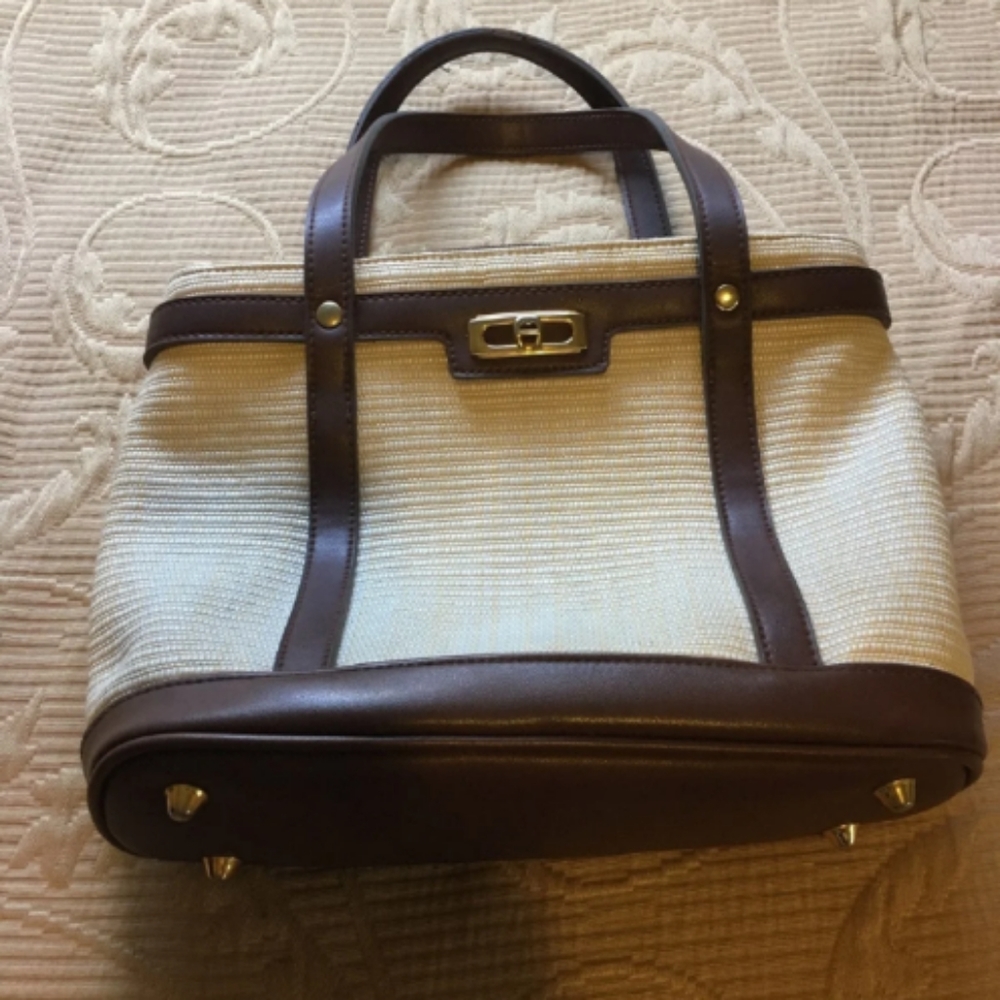 Etienne Aigner signer ivory purse